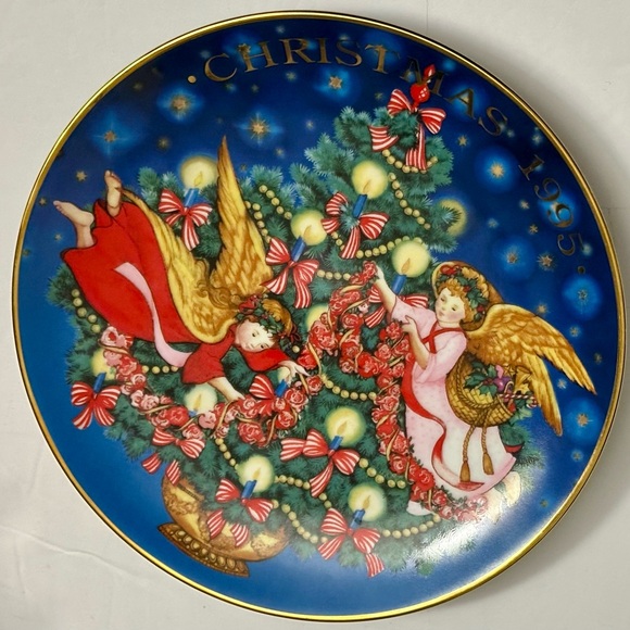 1995 Avon Christmas Plate Trimming the Tree Peggy Toole Gold Trim Collectible - Picture 4 of 15